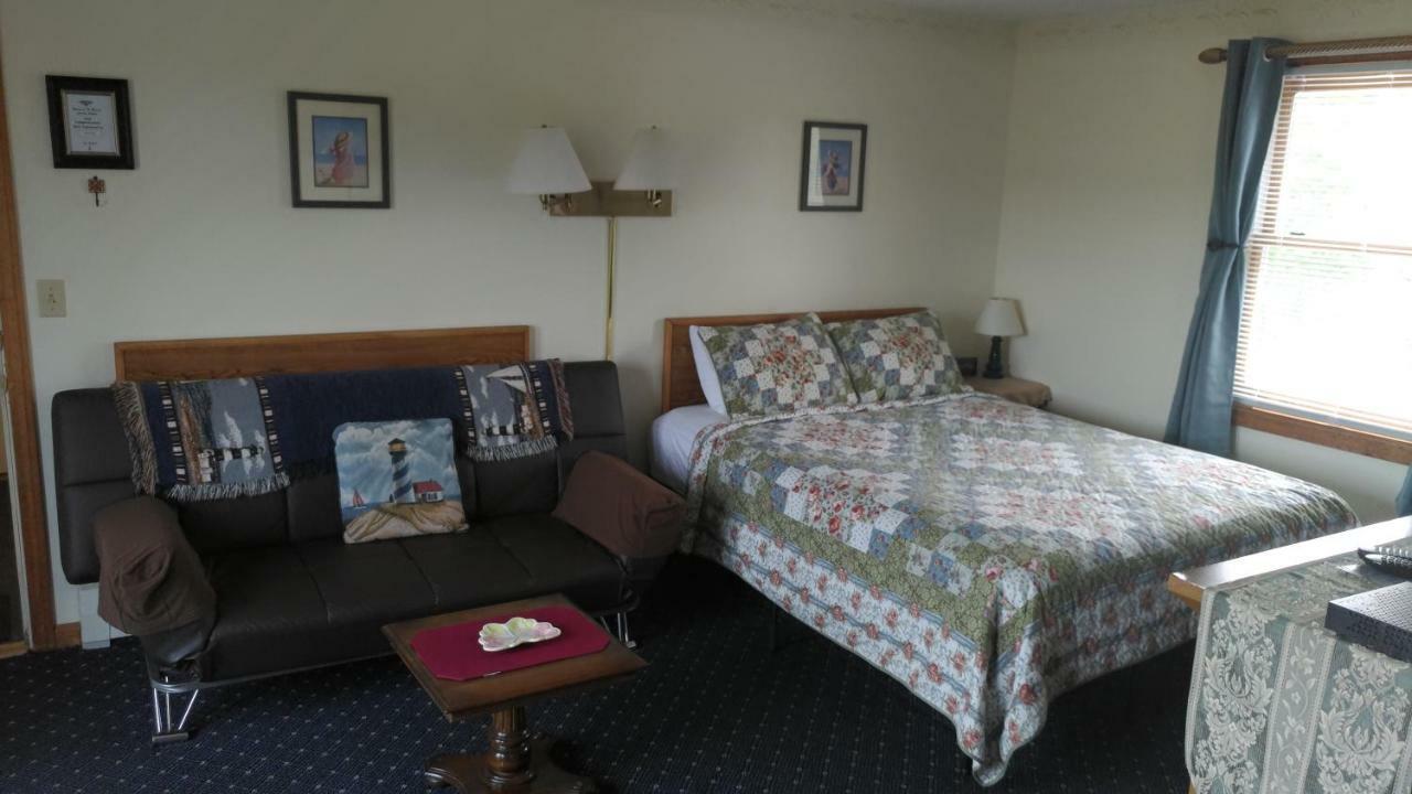 Midway Lodging Cornish Bagian luar foto