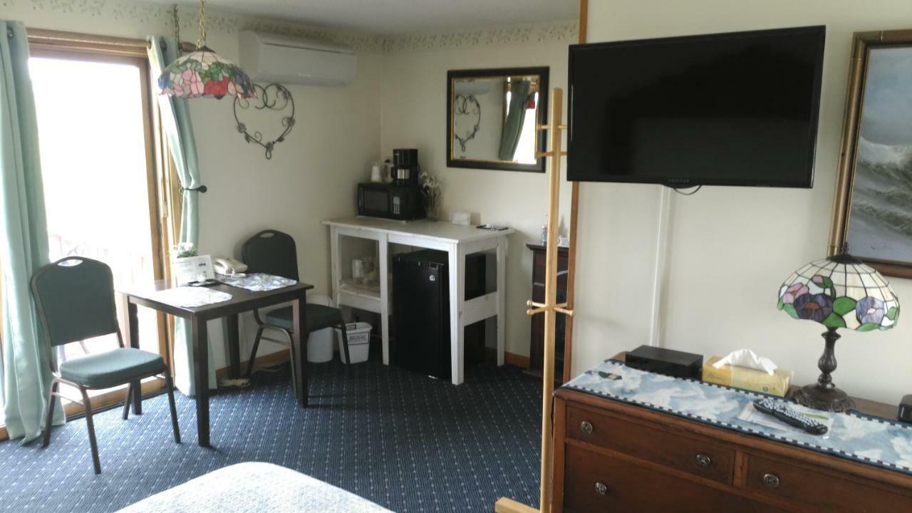 Midway Lodging Cornish Bagian luar foto