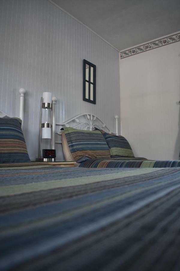 Midway Lodging Cornish Bagian luar foto
